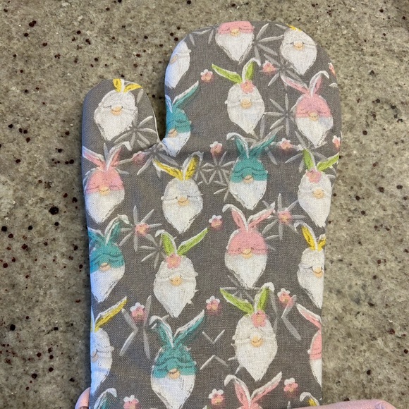 ModCloth oven mitt and pot holder in bunny gnomes pattern - Picture 2 of 4